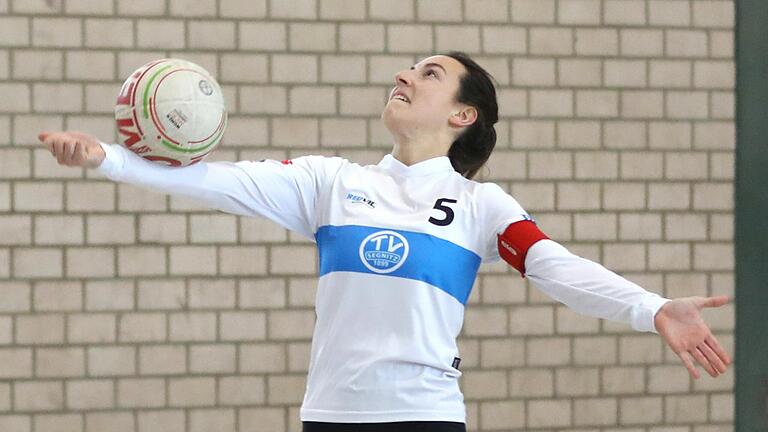 Tatjana Müller und die Faustballerinnen vom TV Segnitz treten in der Hallenrunde der Ersten Bundesliga Süd an. Der erste Spieltag endete mit einem Sieg (gegen Unterhaugstett) und einer Niederlage (gegen Dennach). Tatjana Müller und die Faustballerinnen vom TV Segnitz treten in der Hallenrunde der Ersten Bundesliga Süd an. Der erste Spieltag endete mit einem Sieg (gegen Unterhaugstett) und einer Niederlage (gegen Dennach).
