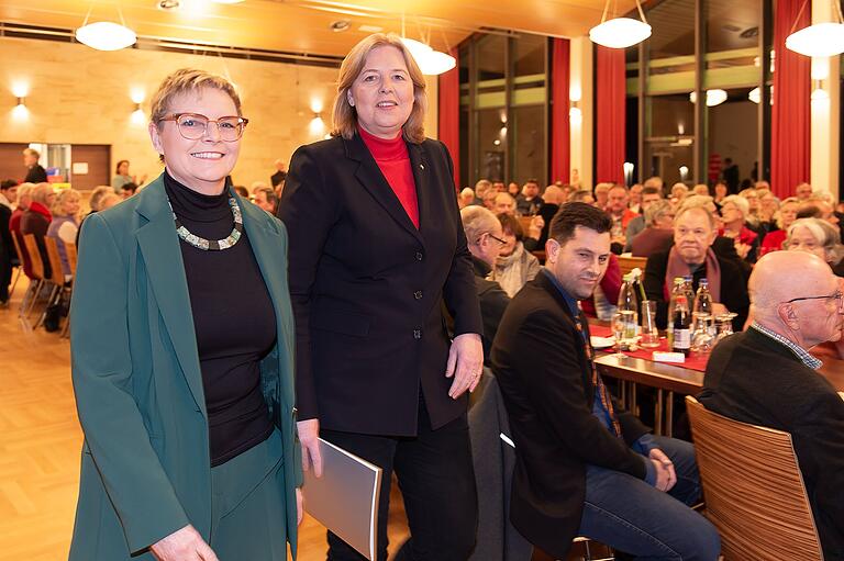 Sabine Dittmar (links), die Staatssekretärin im Bundesgesundheitsministerium, hatte Bärbel Bas zum SPD-Neujahrsempfang nach Bad Königshofen (Lkr. Rhön-Grabfeld) geladen.&nbsp;