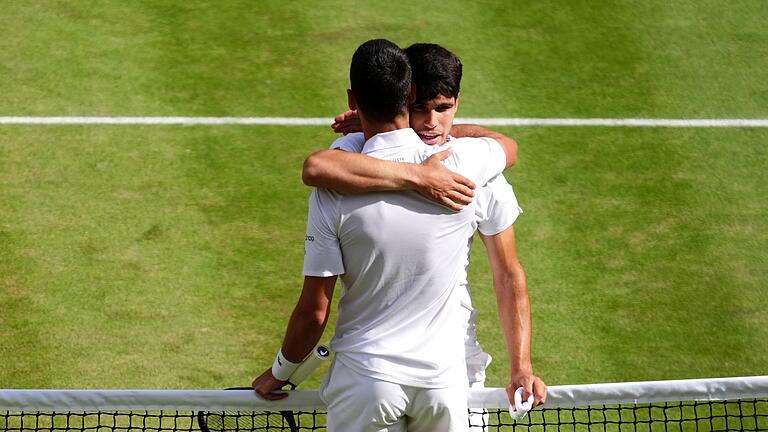 Wimbledon 2024 - Finale       -  Umarmung der beiden Gegner am Netz.