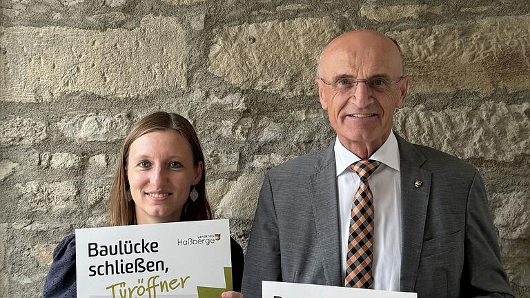 Landrat Wilhelm Schneider und Regionalmanagerin Sonja Gerstenkorn erhoffen sich, mit der Plakataktion viele Türöffner gewinnen zu können und ein neues Bewusstsein für das vorhandene Flächen- und Wohnraumpotential zu schaffen.