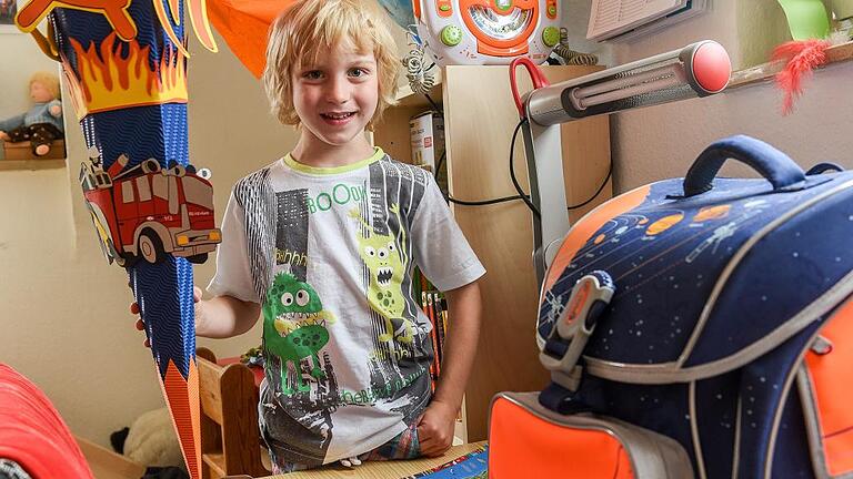 Vor zwei Jahren wartete Liam Heeg gespannt mit Schultüte und Ranzen auf seinen ersten Schultag.       Foto: Thomas Obermeier