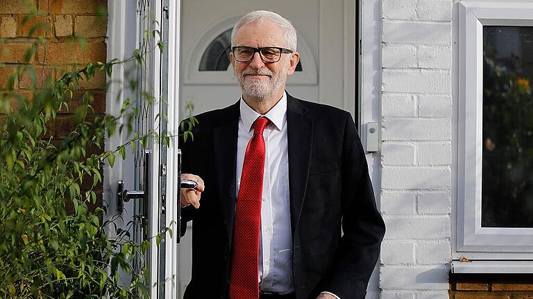 BRITAIN-VOTE-BREXIT       -  Jeremy Corbyn &ndash; hier vor seinem Haus im Norden Londons &ndash; hat eine krachende Niederlage für Labour eingefahren
