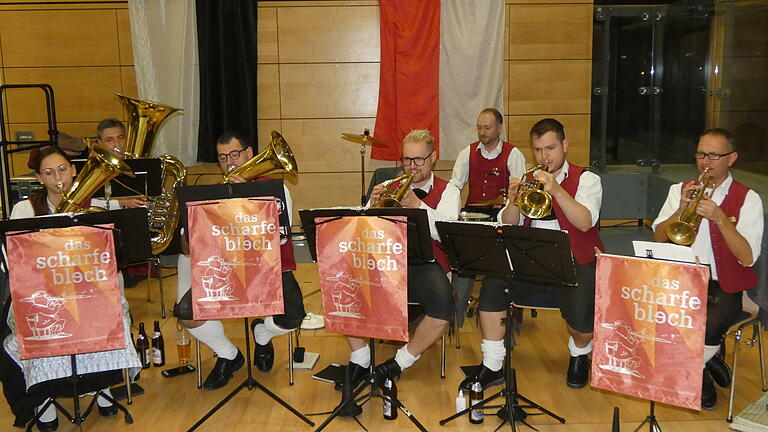 Die Gruppe 'Das scharfe Blech' unterhielt das Publikum mit dem Chor 'Gospel and more'. Die Gruppe 'Das scharfe Blech' unterhielt das Publikum mit dem Chor 'Gospel and more'.
