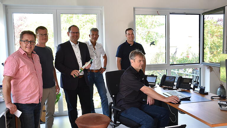 Sie freuen sich über den abgeschlossenen Glasfaserausbau in Heßlar (von links) Stephan Dausacker (Technischer Leiter der Stadtwerke Hammelburg GmbH), Jan Binner (Breitbandbeauftragter der Stadt Karlstadt), Bürgermeister Michael Hombach, Matthias Metz (Geschäftsführer der Stadtwerke 
Hammelburg GmbH), Andreas Mehling (Stadtwerke Hammelburg GmbH). Sitzend Heiko Pötzsch von 
der&nbsp; Firma Telefonanlagenbau Pötzsch.