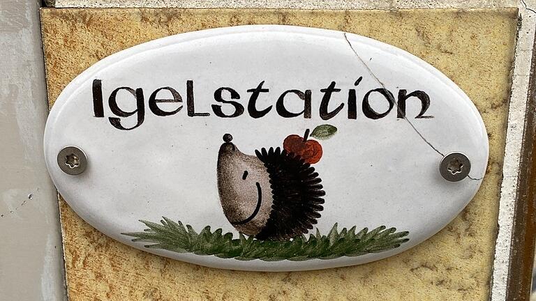 Das Schild weist darauf hin: Hier geht es zu Igelstation in Retzbach.