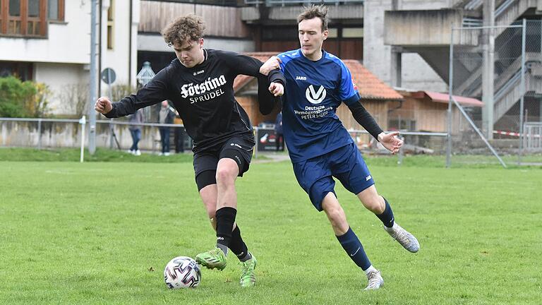 Leon Manger (links) vom VfR Stadt Bischofsheim schirmt den Ball gegen Armin Krauß (rechts) von der SG Mellrichstadt/Frickenhausen ab. Leon Manger (links) vom VfR Stadt Bischofsheim schirmt den Ball gegen Armin Krauß (rechts) von der SG Mellrichstadt/Frickenhausen ab.