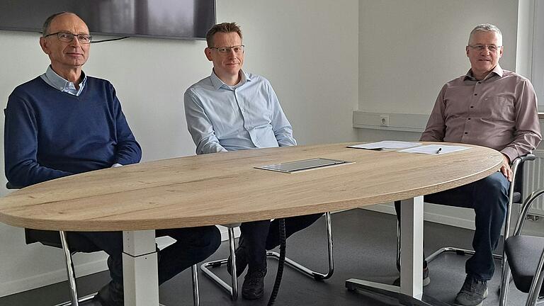 Das Kommunalunternehmen des Landkreises Rhön-Grabfeld gab Auskunft über die Einführung der Gelben Tonne (von links): Betriebsleiter Klaus Bittorf, sein baldiger Nachfolger Michael Stingl und Leiter Gerald Roßhirt.