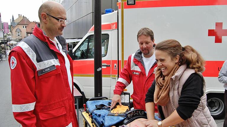 Elke Astuto aus Garitz lässt sich von den beiden Rotkreuz-Rettungsassisten Klaus Zehe (links) und Thomas Menz zeigen, was zur Wiederbelebung getan werden kann. Foto: Sigismund von Dobschütz - Elke Astuto aus Garitz lässt sich von den beiden Rotkreuz-Rettungsassisten Klaus Zehe (links) und Thomas Menz zeigen, was zur Wiederbelebung getan werden kann. Foto: Sigismund von Dobschütz Elke Astuto aus Garitz lässt sich von den beiden Rotkreuz-Rettungsassisten Klaus Zehe (links) und Thomas Menz zeigen, was zur Wiederbelebung getan werden kann. Foto: Sigismund von Dobschütz - Elke Astuto aus Garitz lässt sich von den beiden Rotkreuz-Rettungsassisten Klaus Zehe (links) und Thomas Menz zeigen, was zur Wiederbelebung getan werden kann. Foto: Sigismund von Dobschütz