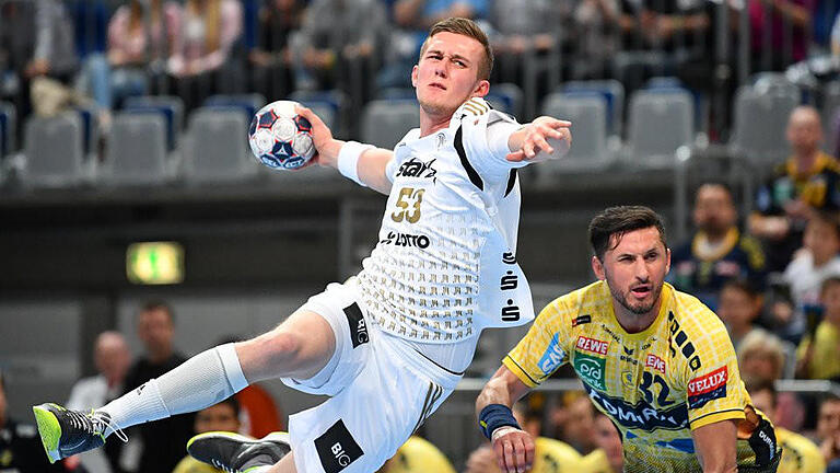 Rückspiel       -  Nikola Bilyk (l) vom THW Kiel setzt sich gegen Alexander Petersson von den Rhein-Neckar Löwen durch. Foto: Uwe Anspach