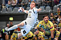 Rückspiel       -  Nikola Bilyk (l) vom THW Kiel setzt sich gegen Alexander Petersson von den Rhein-Neckar Löwen durch. Foto: Uwe Anspach