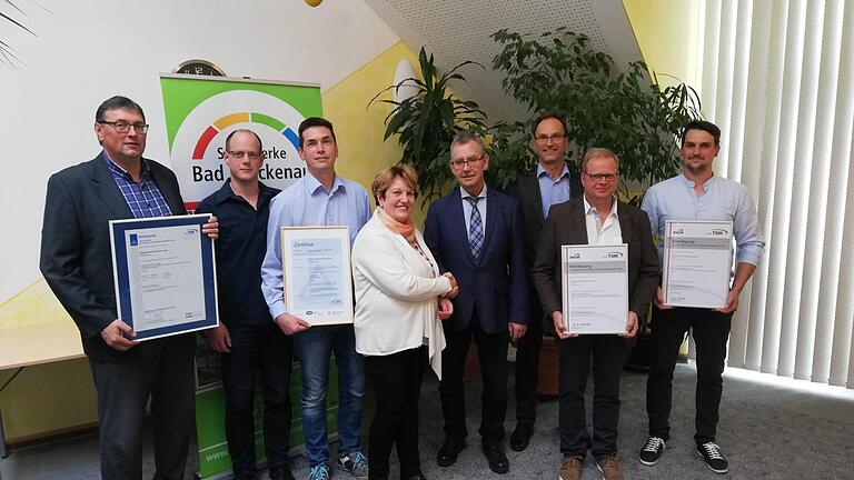 Freuen sich über die Zertifizierung (von links): Arnold Brust (technischer Prokurist), Andreas Miller (Dokumentation), Mario Nöth (IT-Systemadministrator), Bürgermeisterin Brigitte Meyerdierks, Jörn-Helge Möller (DVGW), Geschäftsführer Michael Garhamer, Volker Wiesner (technische Führungskraft Gas) und Björn Fröhlich (technische Führungskraft Wasser). Foto: Thorsten Lieb - Freuen sich über die Zertifizierung (von links): Arnold Brust (technischer Prokurist), Andreas Miller (Dokumentation), Mario Nöth (IT-Systemadministrator), Bürgermeisterin Brigitte Meyerdierks, Jörn-Helge Möller (DVGW), Geschäftsführer Michael Garhamer, Volker Wiesner (technische Führungskraft Gas) und Björn Fröhlich (technische Führungskraft Wasser). Foto: Thorsten Lieb Freuen sich über die Zertifizierung (von links): Arnold Brust (technischer Prokurist), Andreas Miller (Dokumentation), Mario Nöth (IT-Systemadministrator), Bürgermeisterin Brigitte Meyerdierks, Jörn-Helge Möller (DVGW), Geschäftsführer Michael Garhamer, Volker Wiesner (technische Führungskraft Gas) und Björn Fröhlich (technische Führungskraft Wasser). Foto: Thorsten Lieb - Freuen sich über die Zertifizierung (von links): Arnold Brust (technischer Prokurist), Andreas Miller (Dokumentation), Mario Nöth (IT-Systemadministrator), Bürgermeisterin Brigitte Meyerdierks, Jörn-Helge Möller (DVGW), Geschäftsführer Michael Garhamer, Volker Wiesner (technische Führungskraft Gas) und Björn Fröhlich (technische Führungskraft Wasser). Foto: Thorsten Lieb