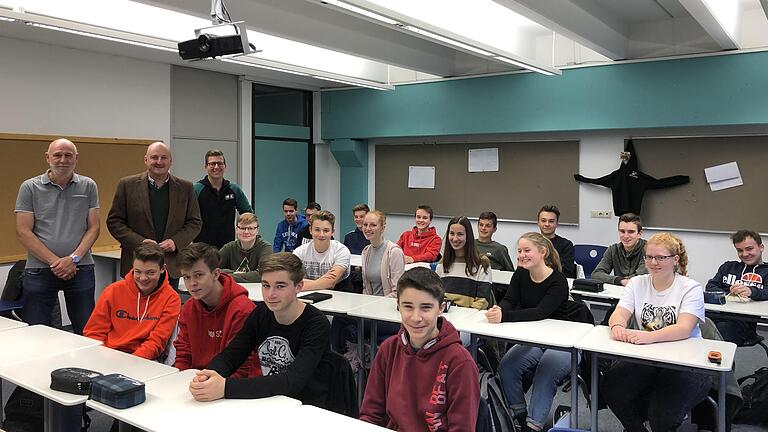 Aktuelle Fragen zur Regierungspolitik in Berlin standen im Mittelpunkt der Diskussionsrunde mit Bernd Rützel in der Michael-Ignaz-Schmidt-Realschule Arnstein. Im Bild von links: Klaus May, Bernd Rützel und Klassensprecher Felix Reuß. Aktuelle Fragen zur Regierungspolitik in Berlin standen im Mittelpunkt der Diskussionsrunde mit Bernd Rützel in der Michael-Ignaz-Schmidt-Realschule Arnstein. Im Bild von links: Klaus May, Bernd Rützel und Klassensprecher Felix Reuß.