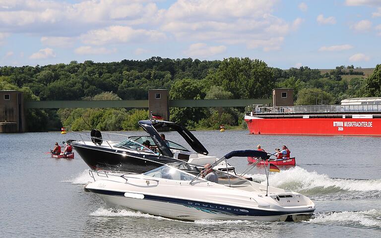 Motorboote sorgten auf dem Main für starken Wellengang, der den Kanuten gehörig zu schaffen machte. Motorboote sorgten auf dem Main für starken Wellengang, der den Kanuten gehörig zu schaffen machte.