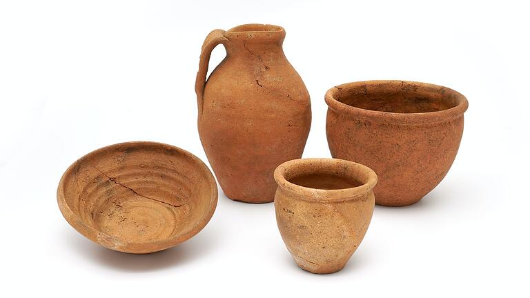 Das Keramikensemble aus Seinsheim aus dem 6. Jahrhundert ist eine Leihgabe des Museums für Franken aus Würzburg. Das Keramikensemble aus Seinsheim aus dem 6. Jahrhundert ist eine Leihgabe des Museums für Franken aus Würzburg.