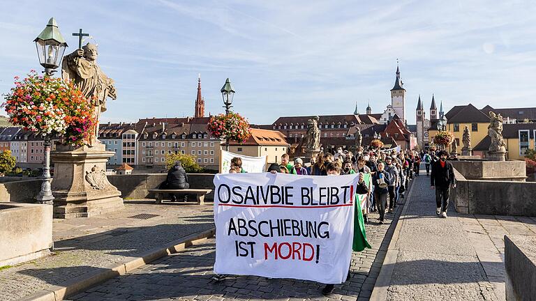Demo für Osaivbie Ekogiawe: Rund 150 Unterstützer des 20-jährigen Nigerianers zogen am Montag durch die Würzburger Innenstadt und über die Alte Mainbrücke bis zum Verwaltungsgericht. Demo für Osaivbie Ekogiawe: Rund 150 Unterstützer des 20-jährigen Nigerianers zogen am Montag durch die Würzburger Innenstadt und über die Alte Mainbrücke bis zum Verwaltungsgericht.