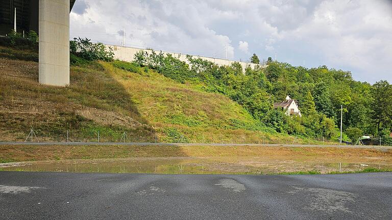 Anwohner berichten, dass das Rückhaltebecken unter der Autobahnbrücke seine Funktion nicht erfüllt und das Oberflächenwasser der Autobahn ungebremst in den Bach läuft. Anwohner berichten, dass das Rückhaltebecken unter der Autobahnbrücke seine Funktion nicht erfüllt und das Oberflächenwasser der Autobahn ungebremst in den Bach läuft.