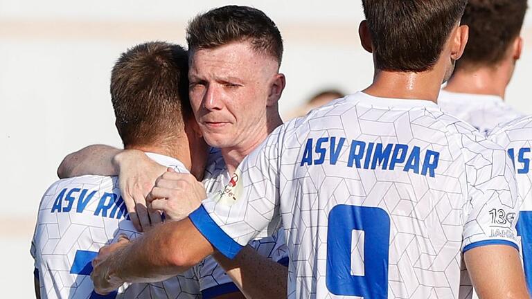 Sven Burkard (Mitte) herzt den Torschützen Sandro Kramosch: Der ASV Rimpar hatte auch im Landesliga-Heimspiel gegen den SV Vatan Spor Aschaffenburg Grund zum Jubeln. Das Bild entstand im Heimspiel gegen die DJK Schwebenried/Schwemmelsbach. Sven Burkard (Mitte) herzt den Torschützen Sandro Kramosch: Der ASV Rimpar hatte auch im Landesliga-Heimspiel gegen den SV Vatan Spor Aschaffenburg Grund zum Jubeln. Das Bild entstand im Heimspiel gegen die DJK Schwebenried/Schwemmelsbach.