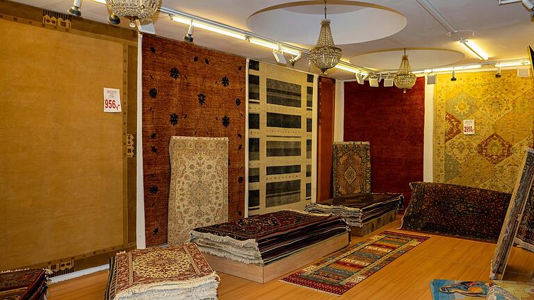 Über 600 Orientteppiche stehen im Teppichhaus Isfahan zur Auswahl. Über 600 Orientteppiche stehen im Teppichhaus Isfahan zur Auswahl.