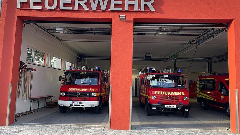 Die beiden Löschfahrzeuge (LF 8/6) der Feuerwehr Gädheim-Ottendorf sind bereits über 30 Jahre alt und weisen immer mehr Defekte auf. Deshalb soll das Fahrzeug der ehemals selbstständigen Feuerwehr Ottendorf (links) gegen ein neues Hilfeleistungslöschfahrzeugs (HLF 10) ausgetauscht werden. Die beiden Löschfahrzeuge (LF 8/6) der Feuerwehr Gädheim-Ottendorf sind bereits über 30 Jahre alt und weisen immer mehr Defekte auf. Deshalb soll das Fahrzeug der ehemals selbstständigen Feuerwehr Ottendorf (links) gegen ein neues Hilfeleistungslöschfahrzeugs (HLF 10) ausgetauscht werden.