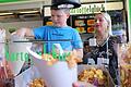 Laurenz (8 Jahre) aus Marienbrunn durfte während der Backstage-Tour auf der Marktheidenfelder Laurenzi-Messe am Stand 'Kartoffelglück' von Charlyn Klimkeit-Agtsch Kartoffelchips herstellen und an die anderen Teilnehmenden ausgeben.