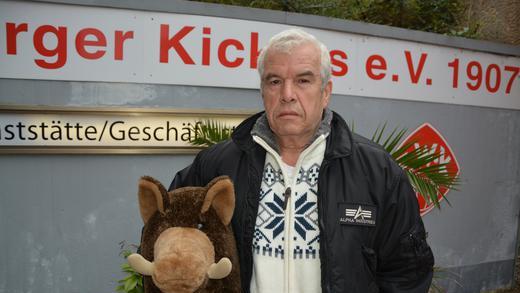 Wildschwein       -  Sabri Fok entkam am 10.11.2014 einer Wildschweinattacke vor der Vereinsgaststätte der Würzburger Kickers. Diese Bilder entstanden am 11.11.2014. Herr Fok stellt den Vorgang nach.