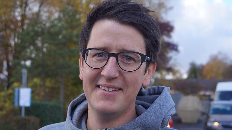 Wir haben uns in den Schwanfelder Straßen umgehört, weshalb die Leute gern dort wohnen. Und das ist dabei herausgekommen: 
Kilian Schick, 33

'Ich lebe gern in Schwanfeld, weil... Schwanfeld ein sehr nettes Dorf in Stadtnähe ist, mit bezahlbarem Wohnraum und allen Angeboten des täglichen Lebens. Es ist schön, einen Supermarkt zu zaben, einen Getänkemarkt, Arzt und Apotheke, und wir haben hier auch eine Grundschule. Die ist für mich noch nicht wichtig, weil cih keine Kinder habe. Was die Kultur angeht, da ist Schwanfeld ein kleines Dorf, und bislang habe ich noch nicht die Gelegenheit gehabt, ins Bandkeramikmuseum zu gehen. Die Verkehrsanbindung ist für mich schlecht, weil ich von nachmittags bis abends arbeite, da fahren keine Busse mehr. Deshalb bin ich auf das Auto angewiesen, aber das nehme ich gerne in Kauf, denn ich wohne dafür günstig in Stadtnähe.'