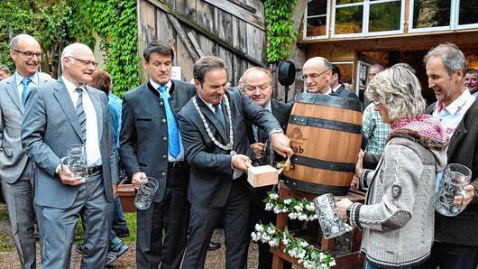 Bürgermeister Dieter Möhring brauchte nur einen Schlag, um das Fass Bier anzustecken. Ihm schauen (von links) Regierungsvizepräsident Jochen Lange, Hofheims Bürgermeister Wolfgang Borst, MdL Steffen Vogel, Landrat Wilhelm Schneider sowie Carolin und Michael Raab zu. Bürgermeister Dieter Möhring brauchte nur einen Schlag, um das Fass Bier anzustecken. Ihm schauen (von links) Regierungsvizepräsident Jochen Lange, Hofheims Bürgermeister Wolfgang Borst, MdL Steffen Vogel, Landrat Wilhelm Schneider sowie Carolin und Michael Raab zu.