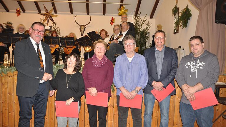 Herzlich gratulierte Vorstandsmitglied Rainer Mai (von links) vom Freien Turn- und Gesangverein 1905 Schonungen bei der Weihnachtsfeier den Vereinsjubilaren Margot Pinzka, Maria Huber, Rudi Kunz, Jürgen Geist und Stefan Kunz.