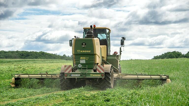Keine Überlebenschance haben Rehkitze, wenn solche Mähmaschinen übers Feld ziehen.