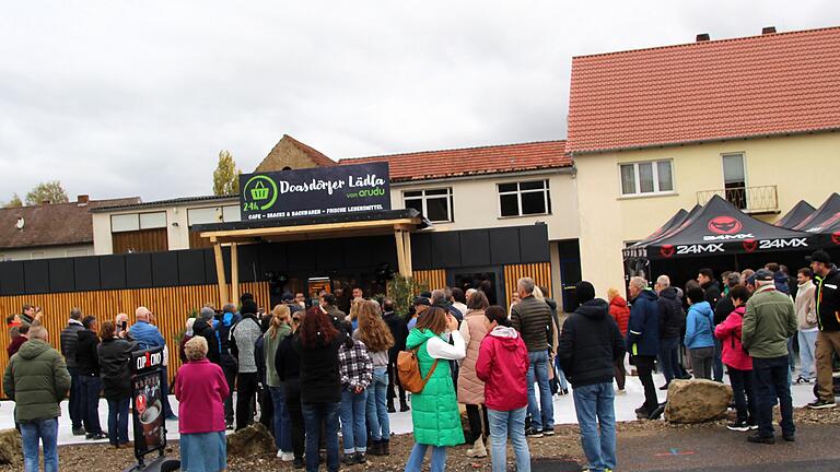 Über 150 Kundinnen und Kunden warteten am Samstagfrüh spannungsgeladen auf die Eröffnung des „Doasdörfer Lädla“.