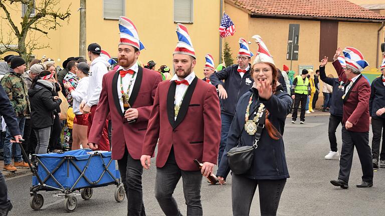 Am Samstag zogen rund 950 Faschingsnarren mit 21 Motivwägen und zehn Fußgruppen von Hausen nach Steinfeld.