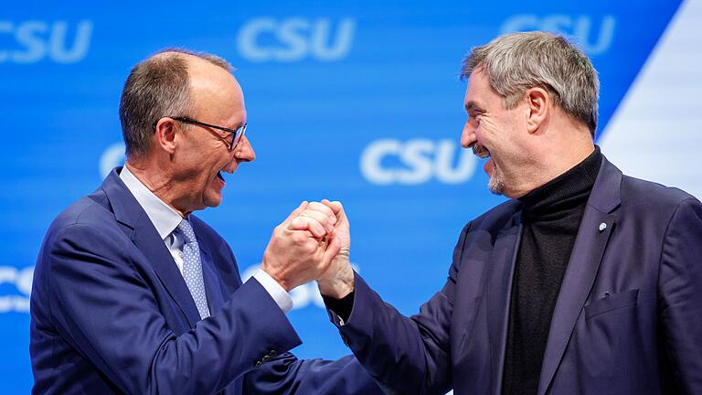 Kleiner CSU-Parteitag       -  Die Chefs von CSU und CDU, Markus Söder und Friedrich Merz, setzen auf Geschlossenheit im Wahlkampf.