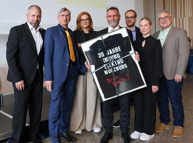 HWK-Präsident Michael Bissert (2.v.l.) und die Vorstandschaft der Elektro-Innung Würzburg dankten Obermeister Martin Strobl (Mitte) für sein langjähriges Engagement. HWK-Präsident Michael Bissert (2.v.l.) und die Vorstandschaft der Elektro-Innung Würzburg dankten Obermeister Martin Strobl (Mitte) für sein langjähriges Engagement.