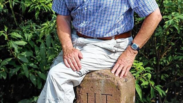 Ein zufriedener Jubilar: Der frühere Landtagsabgeordnete Manfred Ach feiert an diesem Montag 75. Geburtstag. Der frühere Vollblut-Politiker sitzt in seinem Garten in Margetshöchheim auf einem Grenzstein mit Ansbacher und Würzburger Wappen. Den Koloss war ein Geschenk zum 70. vor fünf Jahren.