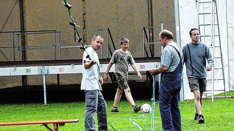 Rock im Wald       -  2005: Beim Aufbau.