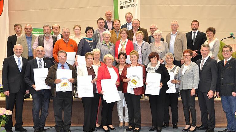 Eine stattliche Anzahl von Mitgliedern engagiert sich seit 30 Jahren im Bayerischen Bauernverband im Landkreis Würzburg. Eine stattliche Anzahl von Mitgliedern engagiert sich seit 30 Jahren im Bayerischen Bauernverband im Landkreis Würzburg.