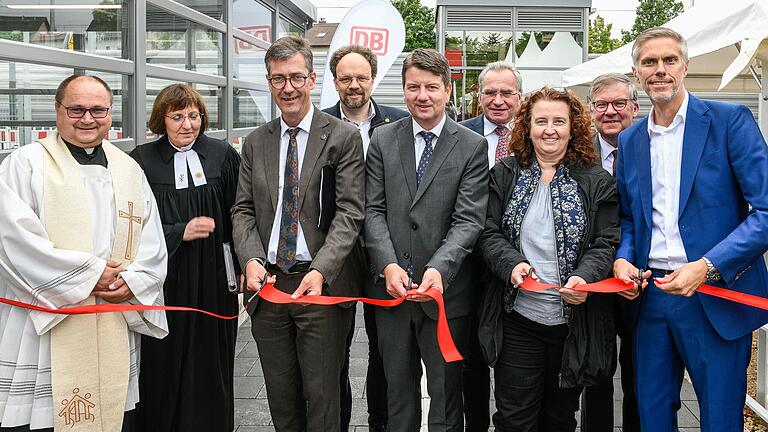Der Bahnhof Heidingsfeld Ost wurde offiziell eröffnet und als barrierefrei ausgezeichnet. Der Bahnhof Heidingsfeld Ost wurde offiziell eröffnet und als barrierefrei ausgezeichnet.