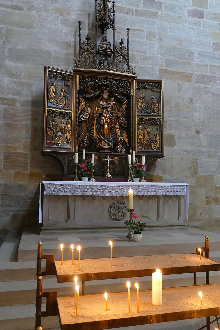 Stets brennen vor dem Kirchgattendorfer Altar Kerzen. Auch nach der Begasung wird das Entzünden problemlos möglich sein. Stets brennen vor dem Kirchgattendorfer Altar Kerzen. Auch nach der Begasung wird das Entzünden problemlos möglich sein.