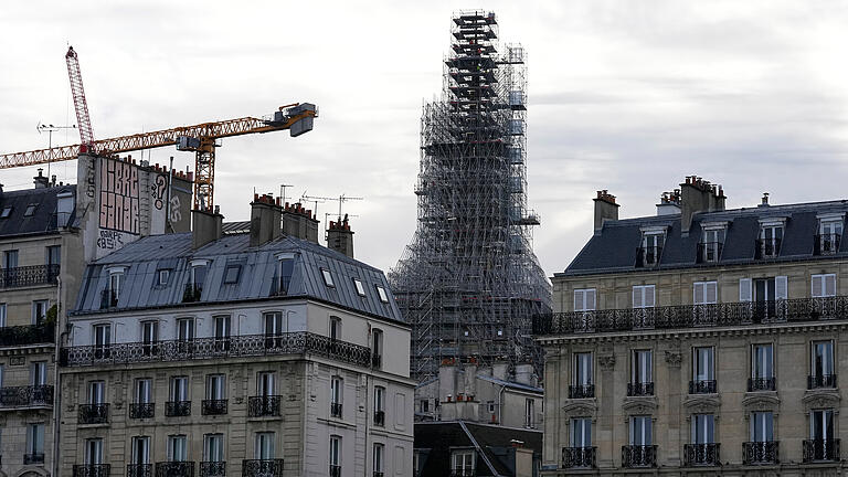 Bauarbeiten an der Kathedrale Notre-Dame in Frankreich.jpeg       -  Die Turmspitze der Kathedrale Notre-Dame de Paris ist von einem Baugerüst umgeben. Die Wiedereröffnung der Kathedrale ist für den 8. Dezember 2024 geplant.