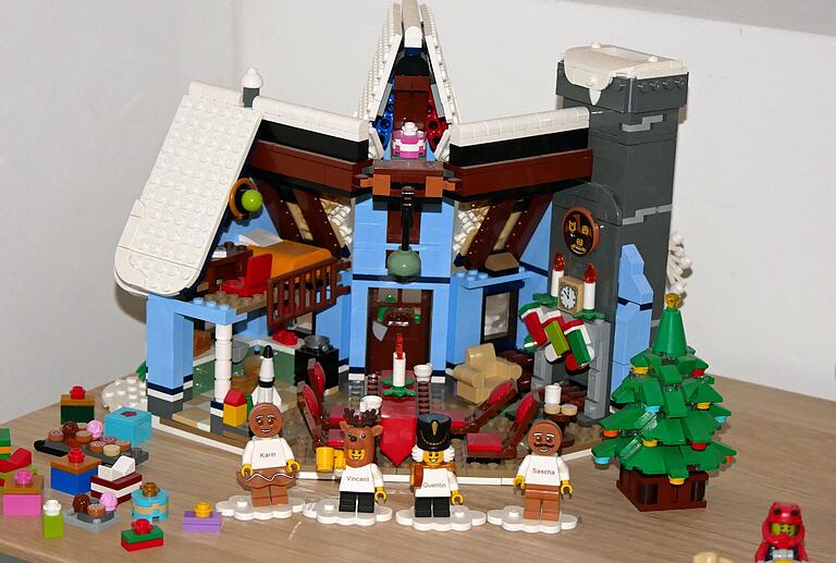 Selbst in der Diele stehen Bauwerke aus Legosteinen. Vor dieses Haus hat Familie Konertz Männchen gestellt, die ihre Namen tragen. Selbst in der Diele stehen Bauwerke aus Legosteinen. Vor dieses Haus hat Familie Konertz Männchen gestellt, die ihre Namen tragen.