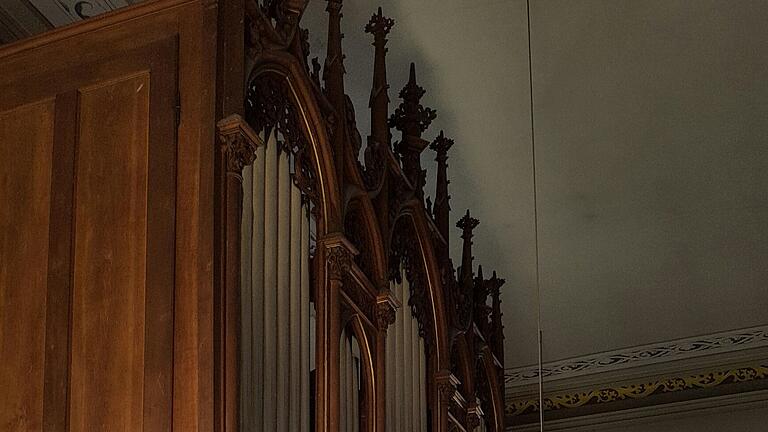 Die Kegelladenorgel der Orgelbaufirma Balthasar Schlimbach aus Würzburg wurde aus massivem Eichenholz gefertigt.