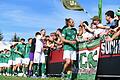 Eine Einheit: Fans und Spieler des FC Schweinfurt 05 nach dem 3:2-Sieg beim 1. FC Nürnberg II.