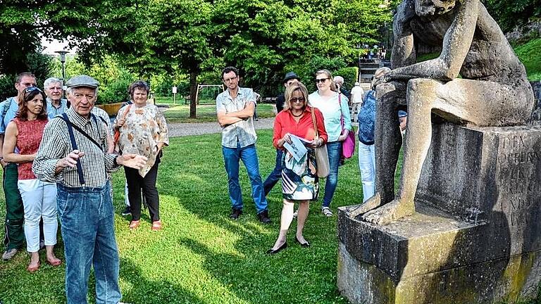 Eines der Hauptwerke von Bildhauer Wilhelm Uhlig (links) in der Stadt: Das Ehrenmal für die Opfer der Weltkriege an der Kolpingstraße. Kulturmanagerin Dr. Astrid Hedrich-Scherpf (rechts) hatte zu einer Führung zu Werken Uhligs geladen. Eines der Hauptwerke von Bildhauer Wilhelm Uhlig (links) in der Stadt: Das Ehrenmal für die Opfer der Weltkriege an der Kolpingstraße. Kulturmanagerin Dr. Astrid Hedrich-Scherpf (rechts) hatte zu einer Führung zu Werken Uhligs geladen.