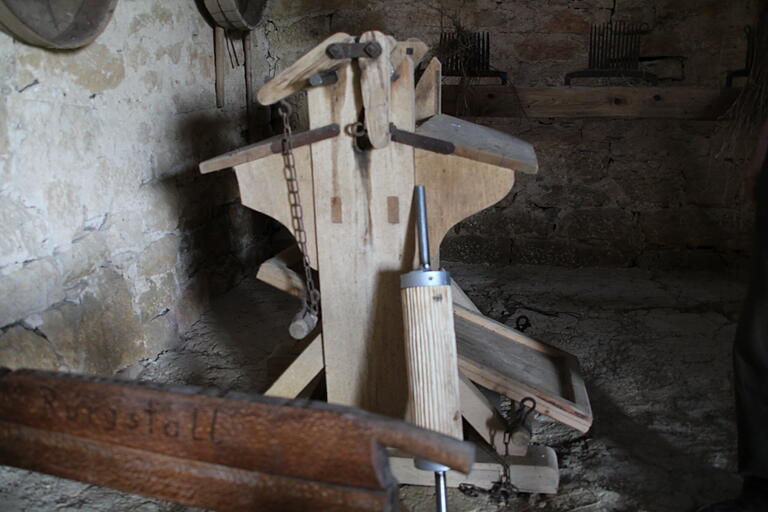Diese mechanisch betriebene Weiterentwicklung der Flachsbreche wird derzeit restauriert. Diese mechanisch betriebene Weiterentwicklung der Flachsbreche wird derzeit restauriert.