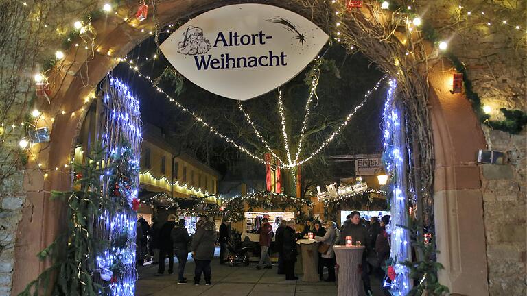 Die Veitshöchheimer Altortweihnacht findet im festlich geschmückten Rathaushof statt (Archivbild). Die Veitshöchheimer Altortweihnacht findet im festlich geschmückten Rathaushof statt (Archivbild).
