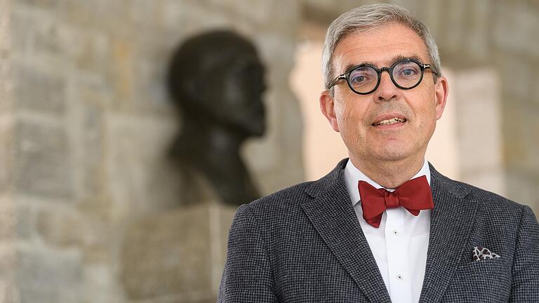 Die für 2027 geplante neue Approbationsordnung sieht mehr Praxis für Medizin-Studierende vor. Dem trägt das neue Unterrichtsmodul in Bad Kissingen Rechnung, für das sich auch Professor Matthias Frosch, Dekan der Medizinischen Fakultät der Uni Würzburg, einsetzte. Die für 2027 geplante neue Approbationsordnung sieht mehr Praxis für Medizin-Studierende vor. Dem trägt das neue Unterrichtsmodul in Bad Kissingen Rechnung, für das sich auch Professor Matthias Frosch, Dekan der Medizinischen Fakultät der Uni Würzburg, einsetzte.