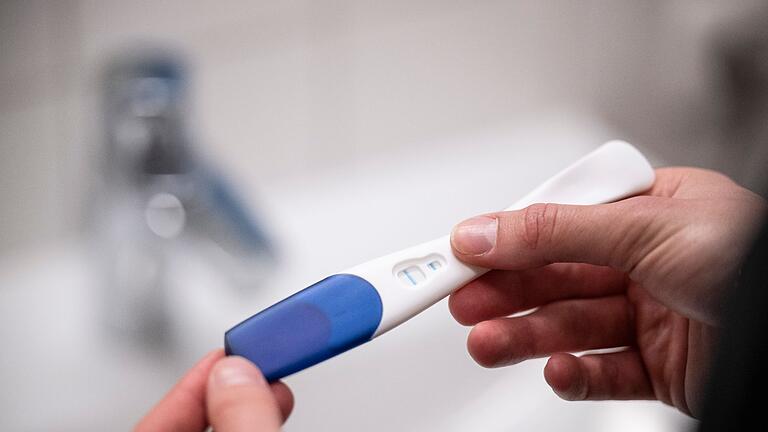 Schwangerschaftstest.jpeg - Auch fünf Jahre nachdem das Werbeverbot für Schwangerschaftsabbrüche geändert wurde, hat sich für die Frauen nicht viel verändert. Schwangerschaftstest.jpeg - Auch fünf Jahre nachdem das Werbeverbot für Schwangerschaftsabbrüche geändert wurde, hat sich für die Frauen nicht viel verändert.