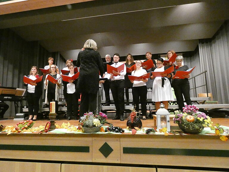 Und noch einmal Marianne Klemm mit „mittendrin“, dem jüngsten „Kind“ des Sängervereins Mellrichstadt. Und noch einmal Marianne Klemm mit „mittendrin“, dem jüngsten „Kind“ des Sängervereins Mellrichstadt.