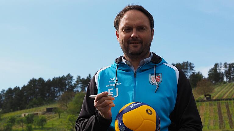 Autogramme gibt Frank Jansen eher nicht. Vielmehr erhofft sich der Sponsoring-Beauftragte der Hammelburg Volleys Unterschriften von Seiten der vielen Vereins-Partner, ohne die das Projekt Bundesliga nicht gestemmt werden kann. Foto: Jürgen Schmitt       -  Autogramme gibt Frank Jansen eher nicht. Vielmehr erhofft sich der Sponsoring-Beauftragte der Hammelburg Volleys Unterschriften von Seiten der vielen Vereins-Partner, ohne die das Projekt Bundesliga nicht gestemmt werden kann. Foto: Jürgen Schmitt