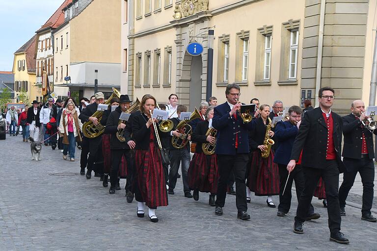 Unter festlichen Klängen führte der Zug mit dem Zunftbaum hin zum Marktplatz von Bad Neustadt. Unter festlichen Klängen führte der Zug mit dem Zunftbaum hin zum Marktplatz von Bad Neustadt.